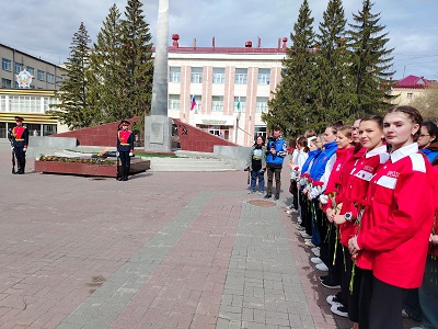 Дань памяти Героям. Возложение цветов к Обелиску Победы.