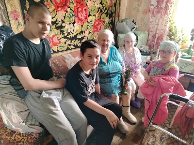 Поздравили одного из старейших жителей с. Коновалово.